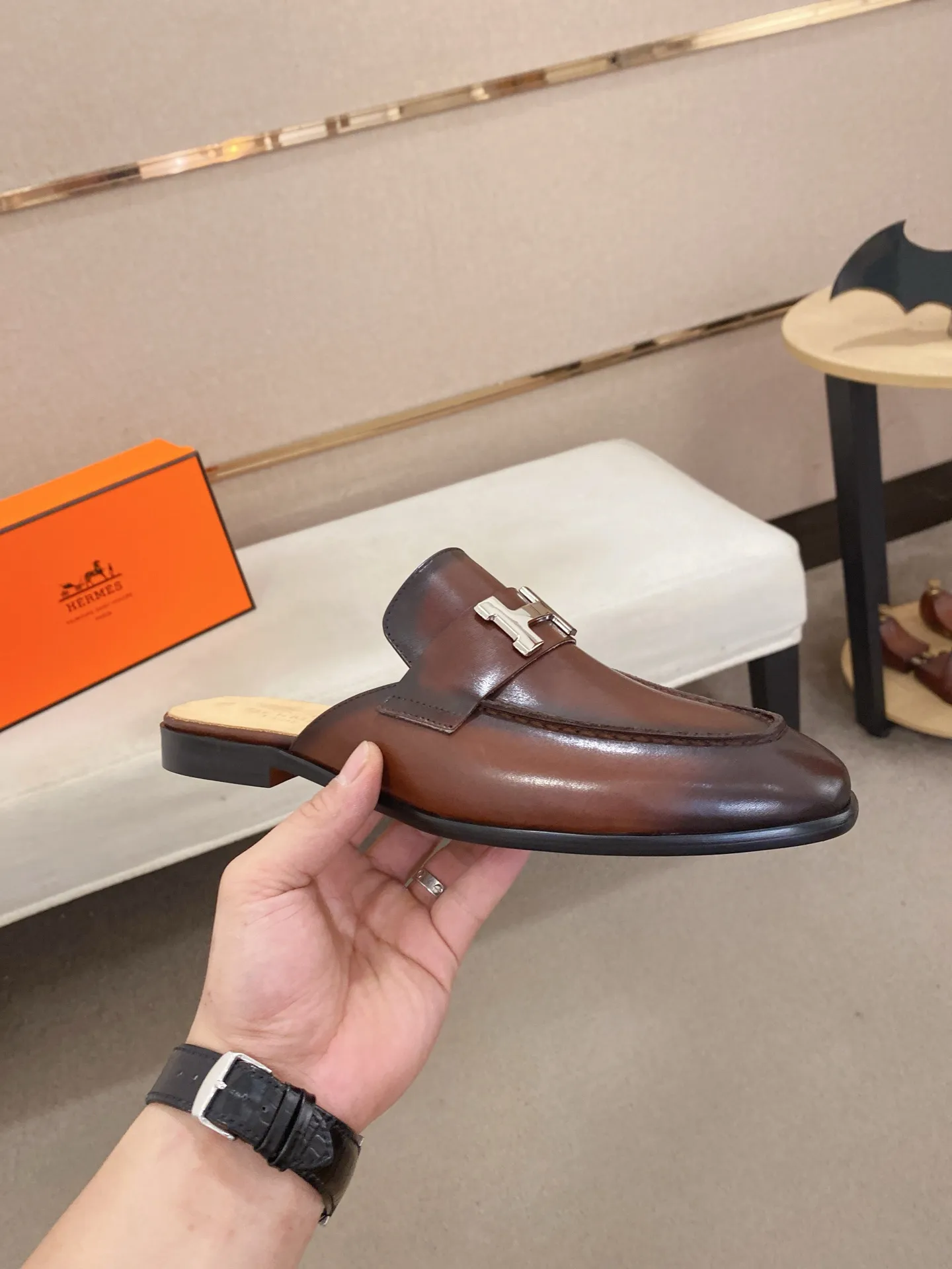 Men's clothing and shoes💰: 500💰《HERMES》【Classic original single version】Hermès half-drag; top 🔝purchasing agent🔍🔍 latest 🇺🇸 counter sale simultaneously, original ▲▲cowhide imported from Italy ▲▲Exquisite workmanship (Italian 🇮🇹Imported water-dyed 🐂cowhide lining) sole: original sole provided by the original factory, ⚠️exclusive double-layer activity·TPR·rubber·combined molded outsole; Yardage: 38-44. Can be customized45